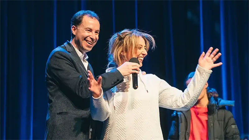 Public hilare lors du spectacle hypnose HYPNOFLIX