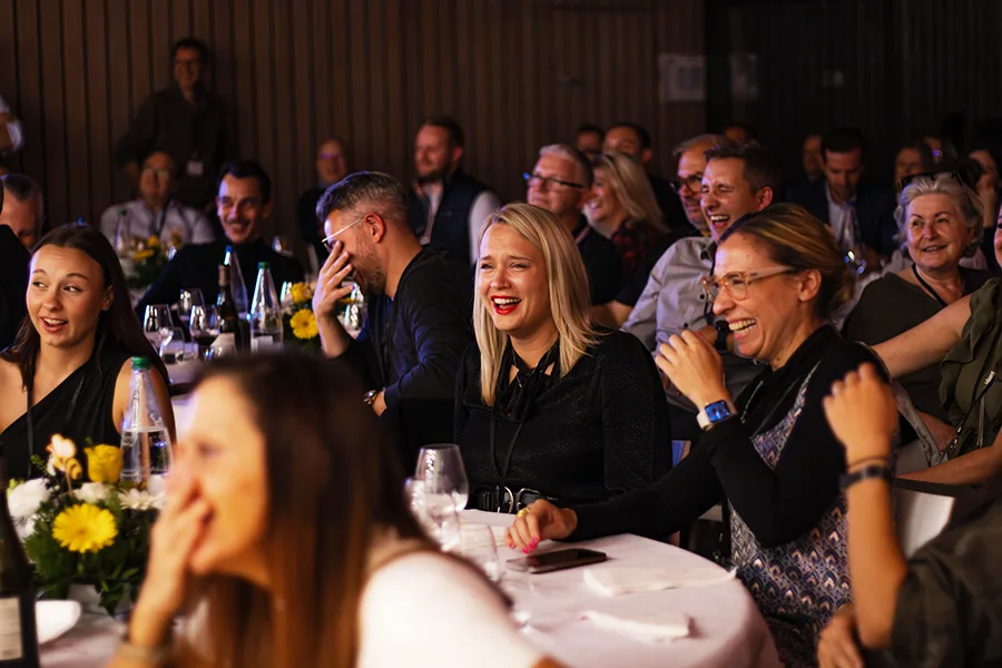 Rires du public pendant un spectacle d’entreprise