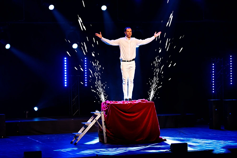 Spectacle de magie de Noël sur scène en Alsace