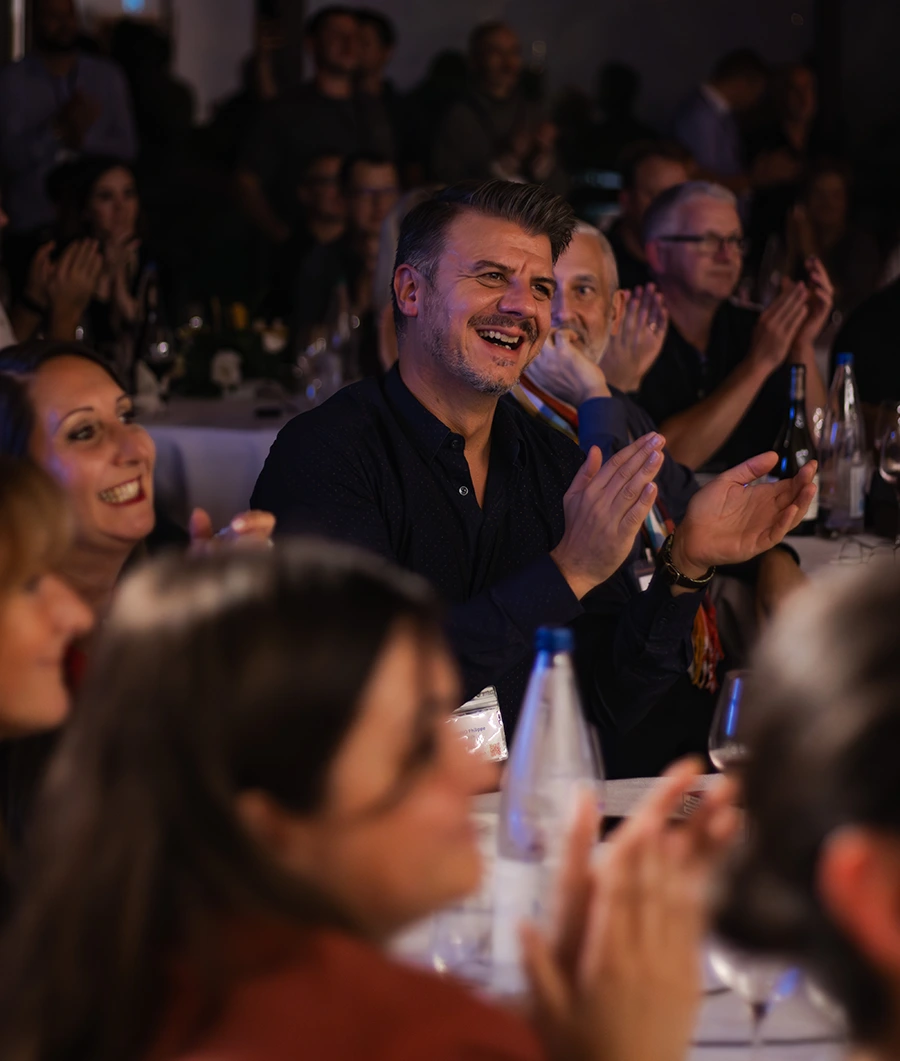 Steven mentaliste sur scène lors d’un spectacle de mentalisme en Alsace