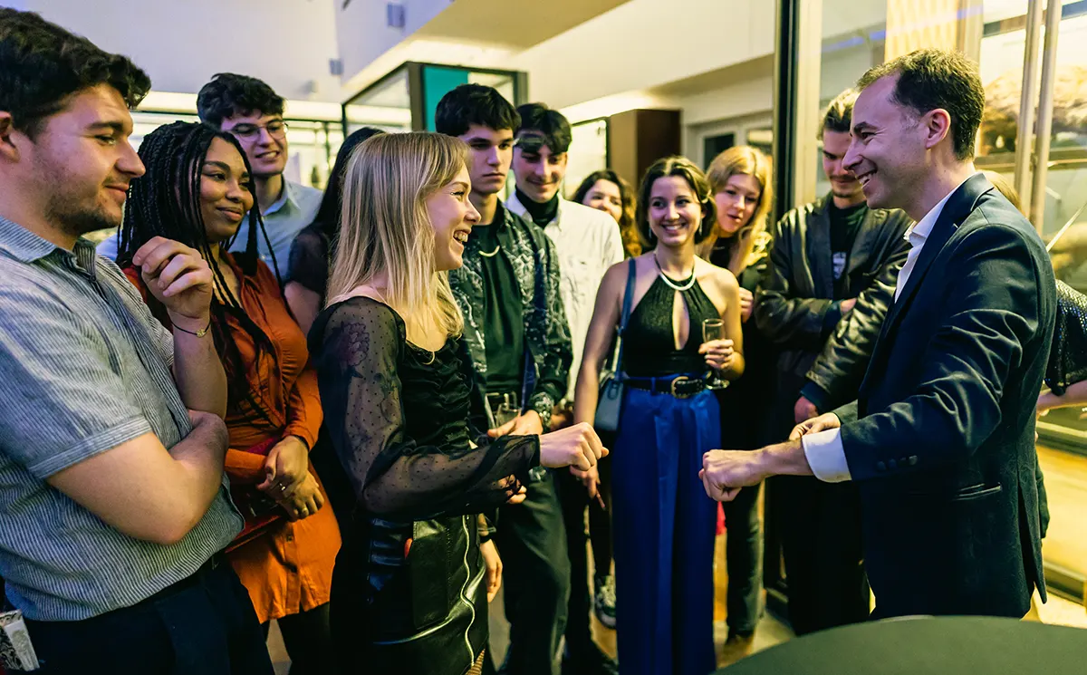 Magicien professionnel en événement d’entreprise : close-up et animation